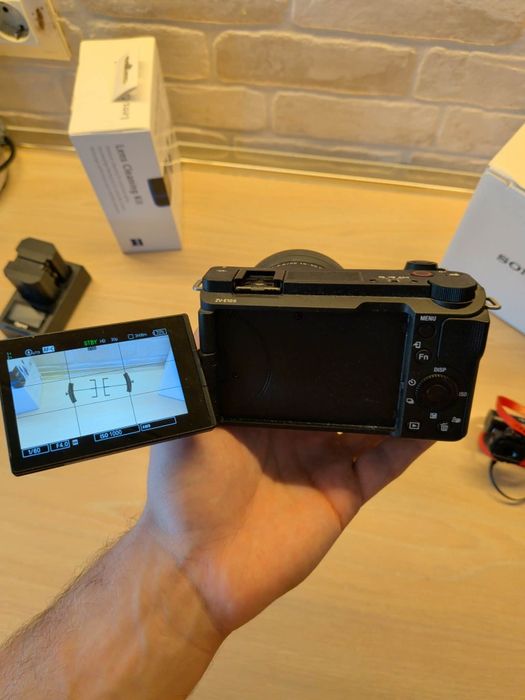 Sony ZV-E10 II + обективи, микрофон Rode, батерии и карти – комплект