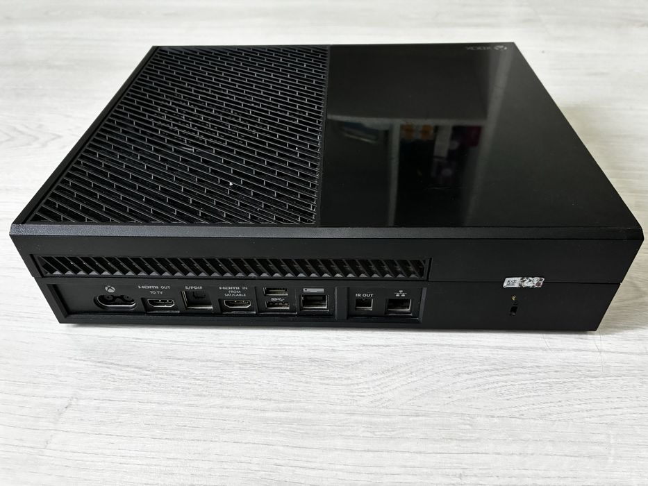 Xbox One 500GB + джойстик + 7 игри | Отлично състояние