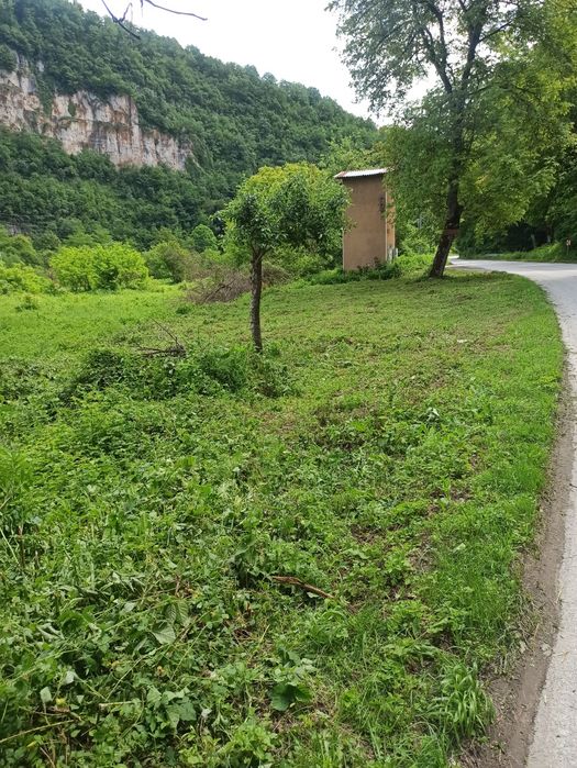 Малък добре поддържан имот до главния път и реката