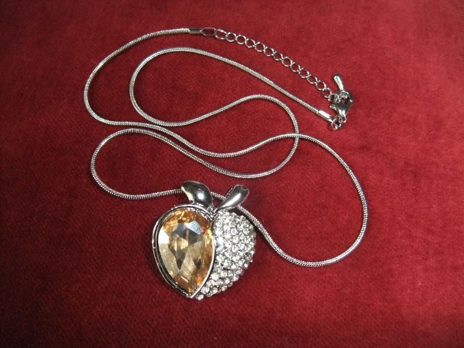 Колие с висулка "ябълка"