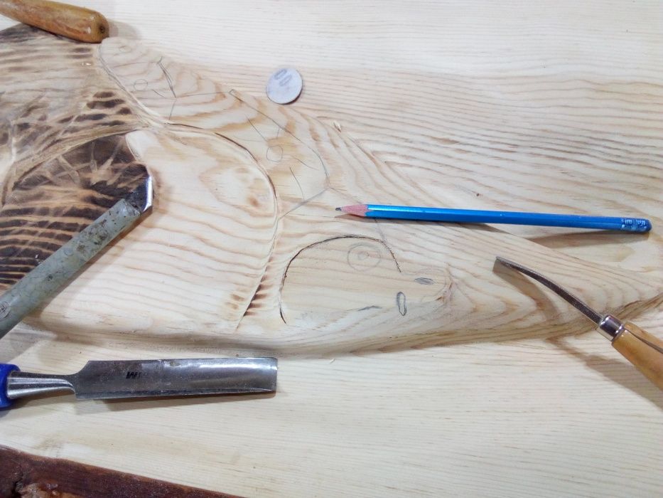 Осётр вырезанный на стволе дерева.