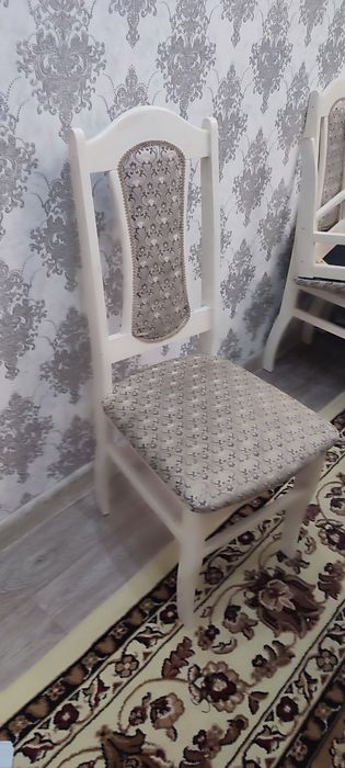 Овальный стол со стулями