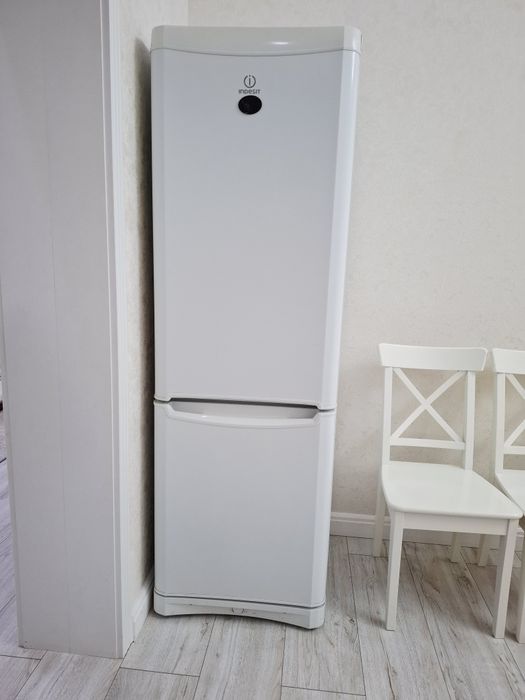 Продам холодильник Indesit за 27000