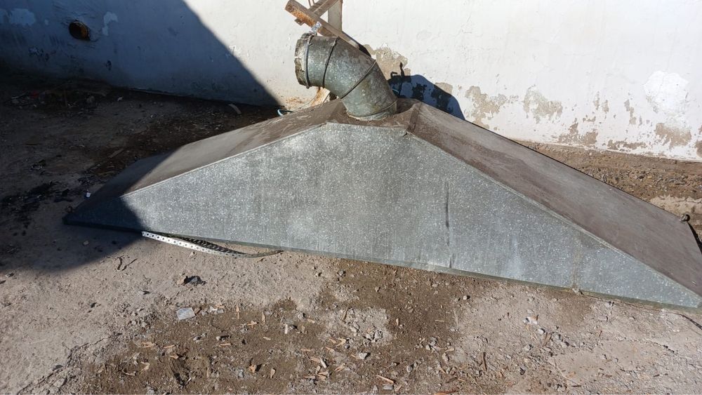 Бу вытяжка с трубой , есть моторчик