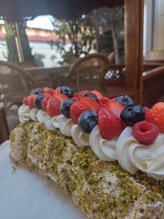 Торты и пирожные для кафе и ресторанов ,торты на заказ