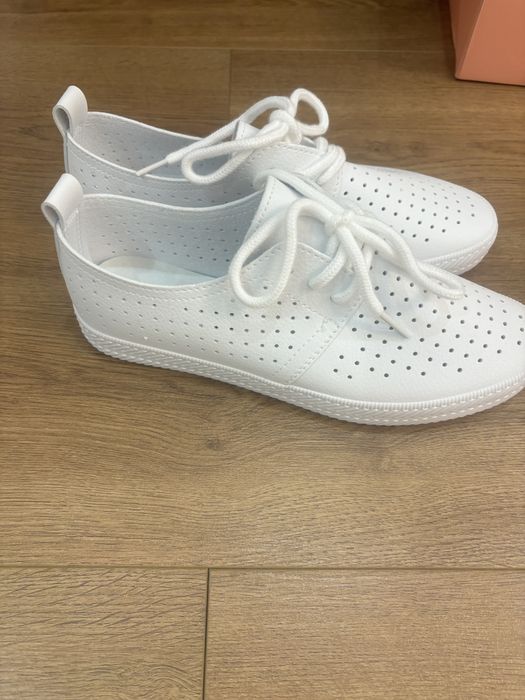 Продам новые белые слипоны (мокасины)
