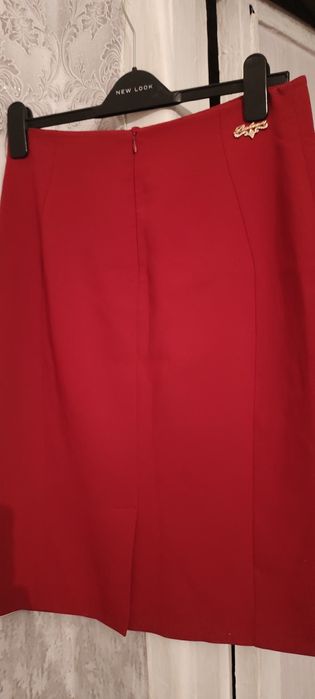 Продам костюм красного цвета