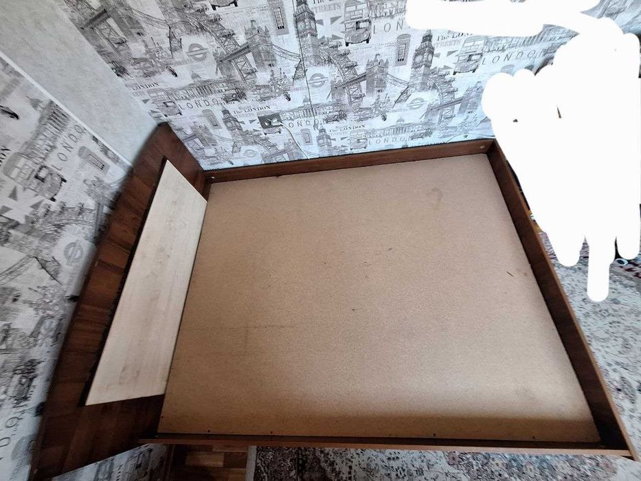 Продам двухспальную кровать.