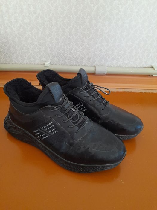 қыстық аяқ киімдер сатылады.