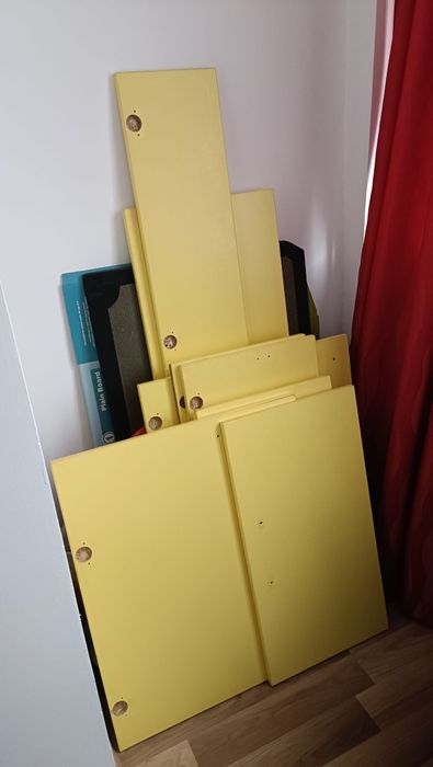 Urgent!!! Usi galbene de la mobila