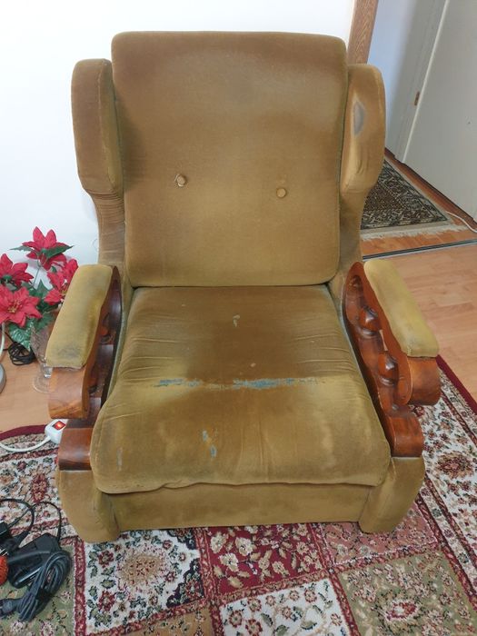 Doua fotolii din lemn masiv.Necesita retusare.Cpl-1980.