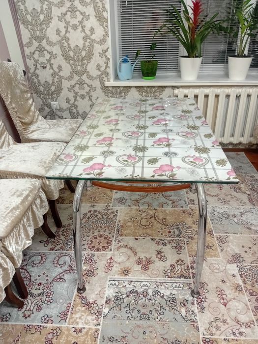 Продам стеклянный стол