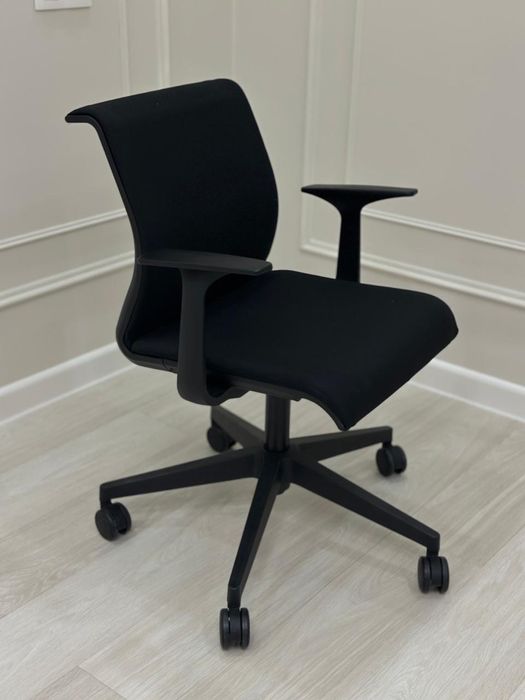 Стильное офисное кресло