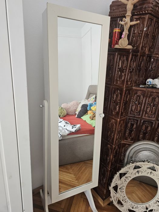 Dulap cu oglinda pentru bijuterii