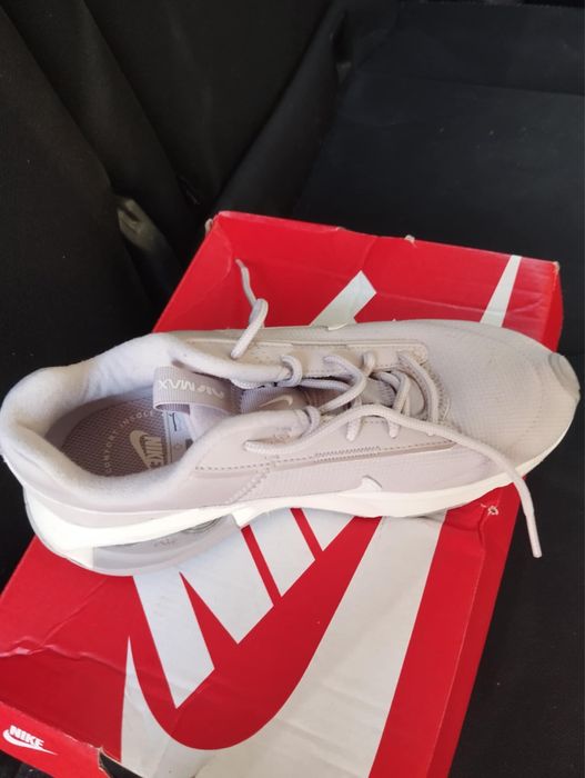 Чисто нови дамски маратонки Nike Air