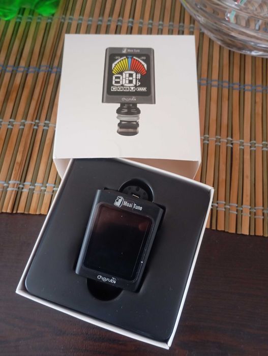 Стойка за ноти, тунер и стойка за крак