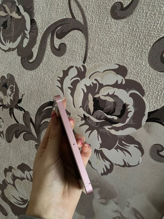 Продаю телефон SE , с коробкой и документами