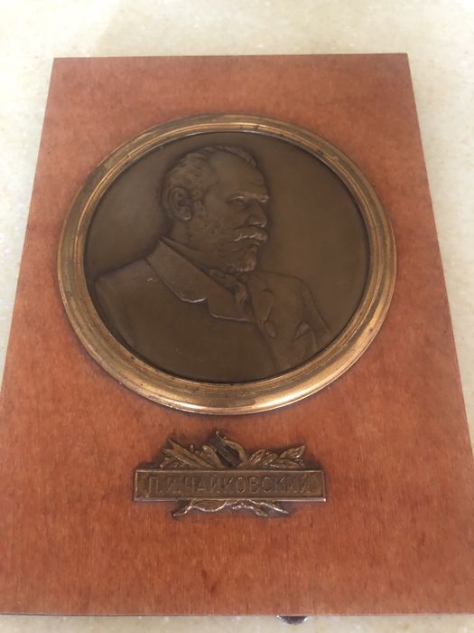 Барельеф Чайковского на подставке
