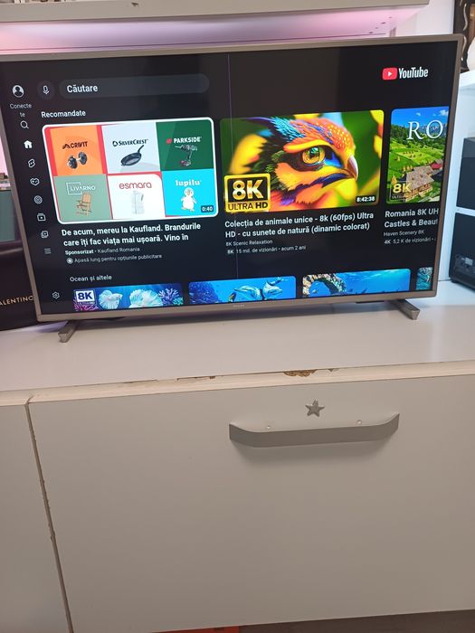 Televizor smart Philips model 32PFS6906/12 cu lumini ambientale pe spate