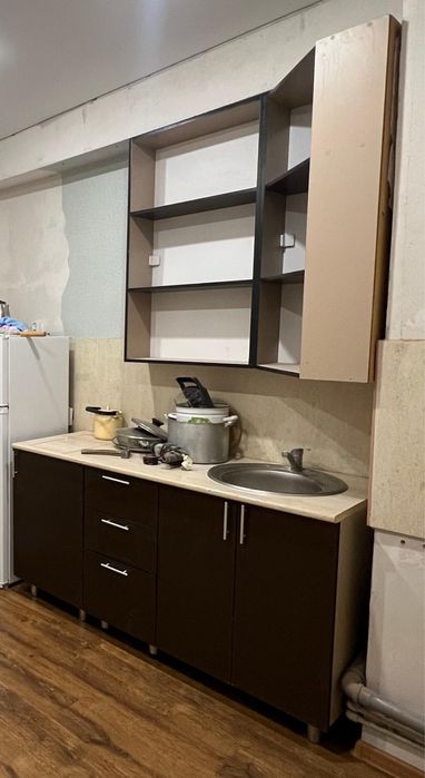 Кухонный гарнитур и полка