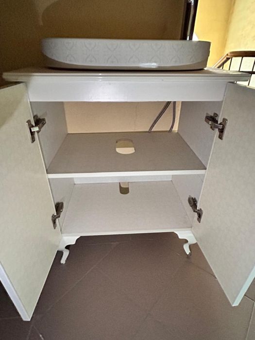 Биде, шкаф и умывальник