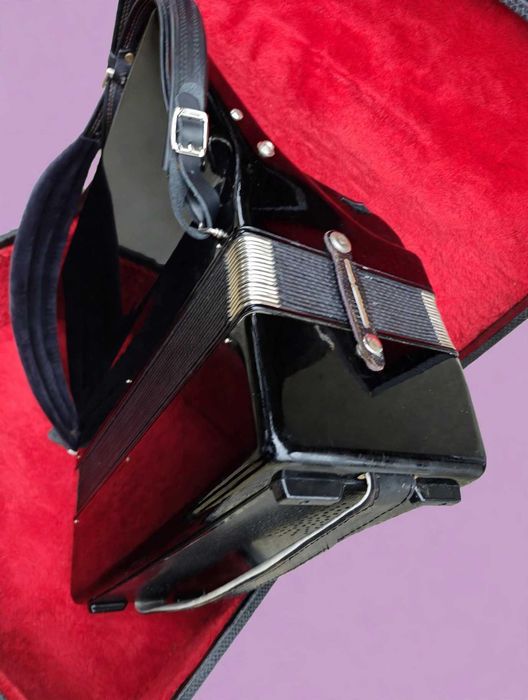 Acordeon Weltmeister  negru 120 basi