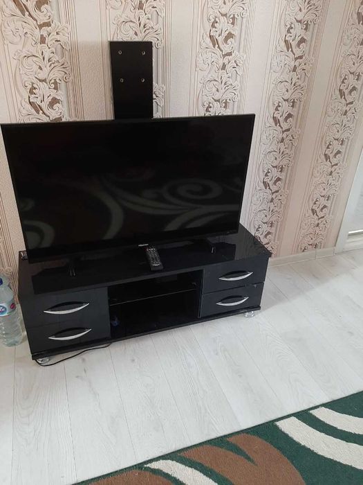 телевизор с подставкой вместе