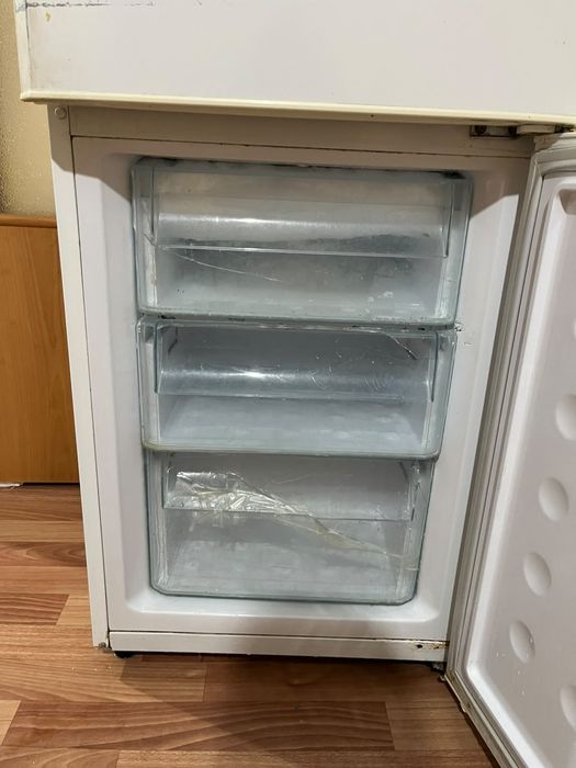 Продам холодильник на запчасти 10000