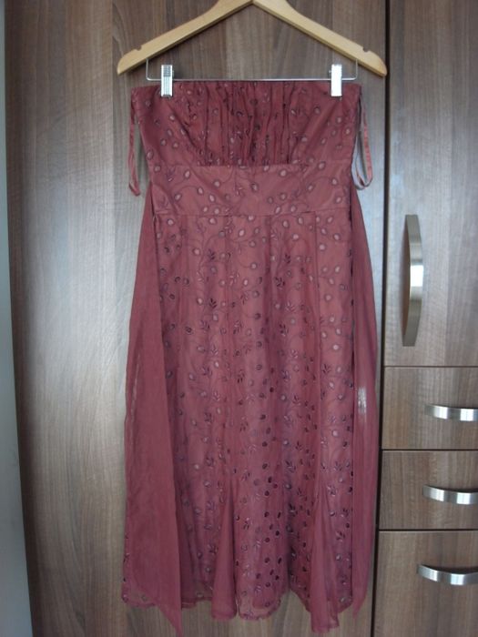 Продавам елегантна дамска рокля цвят бордо нова, марка Coast