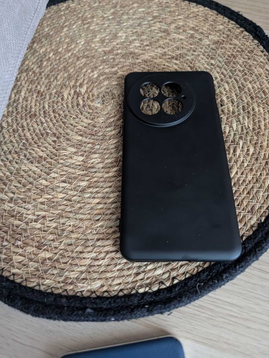 Продавам телефон OnePlus 13