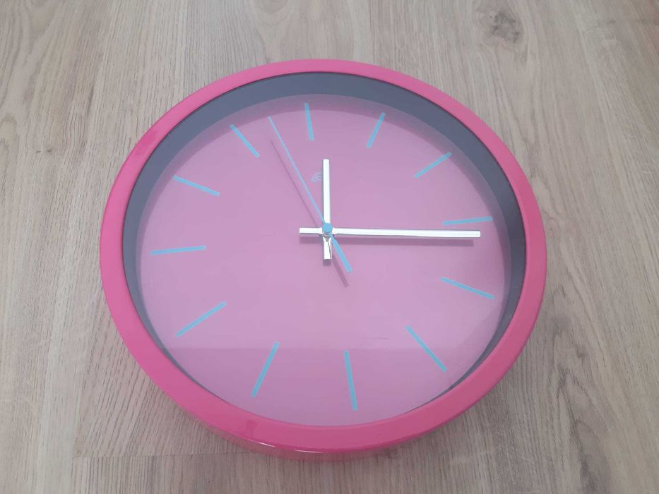 Ceas de perete roz și albastru – 20 lei