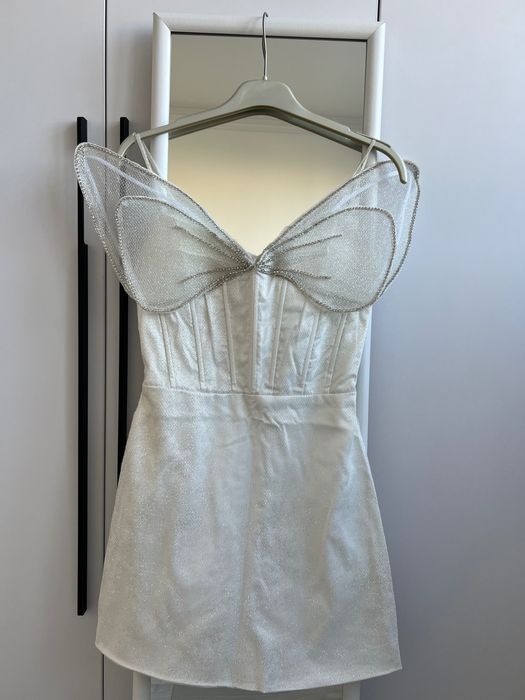 Бяла вталена мини рокля с брокат