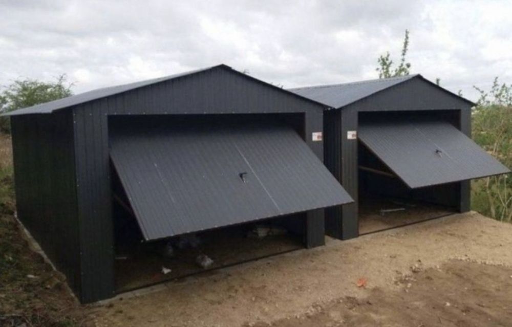 Vând garaj pe structură metalică învelit cu panouri sendviș