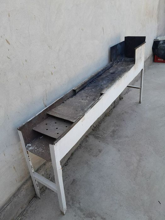 Shashlik qoʻra sotiladi.