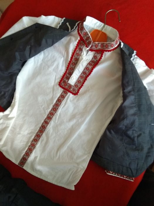 2бр.народни  носии,момчета 98-116 см,височина около 116 см
