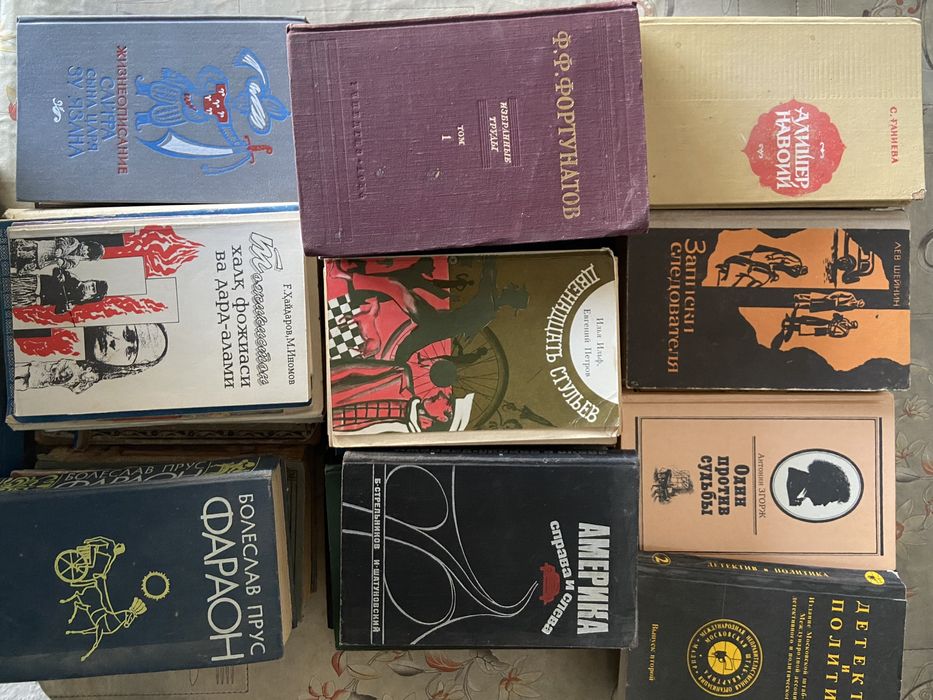 Продаются книги китоблар сотилади