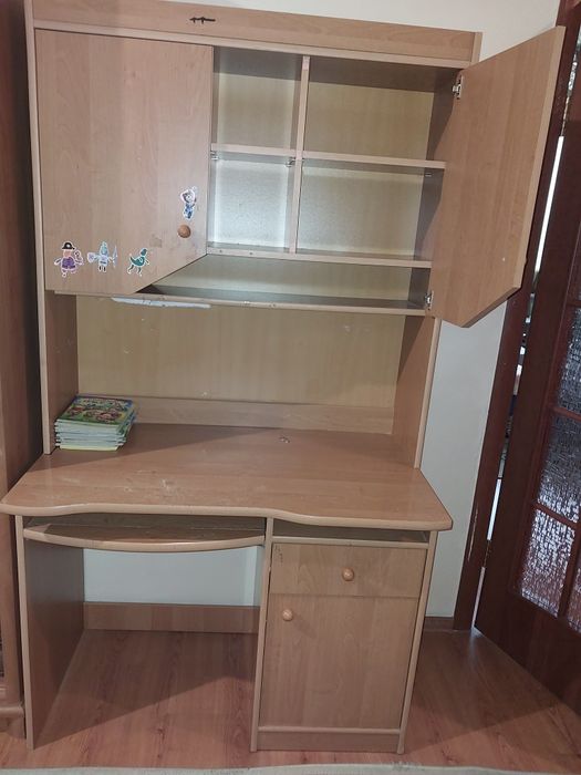 Школьная парта и шкаф