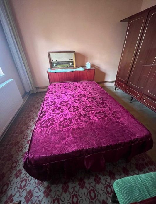 Set dormitor complet lemn masiv – pat dublu cu saltea, sifonier, comod