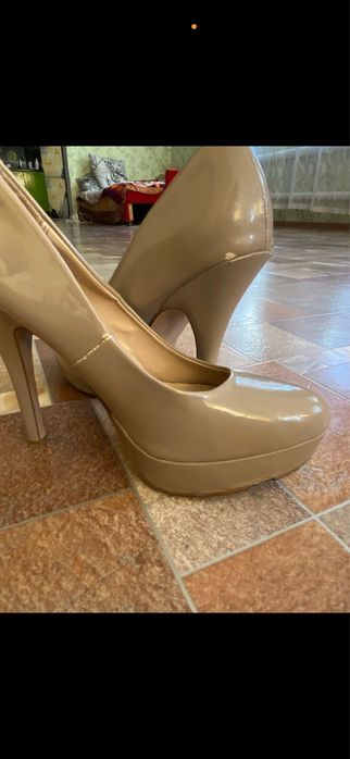 Продам женские туфли