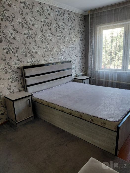 Спальный гарнитур( кровать, шкаф, трюмо ,2 тумбочки)