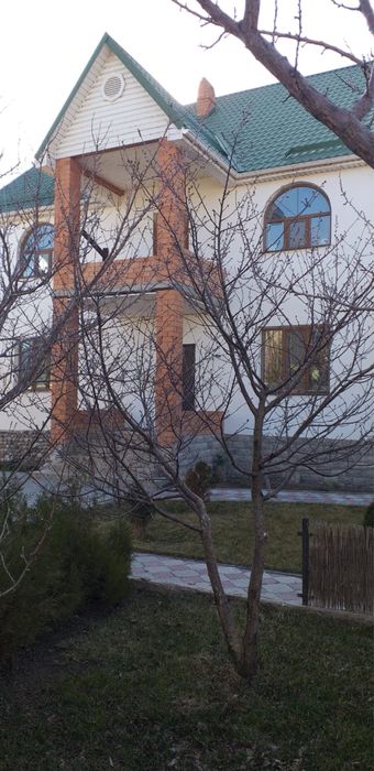 Үлкен мүшесі бар тығыз кискадағы секс