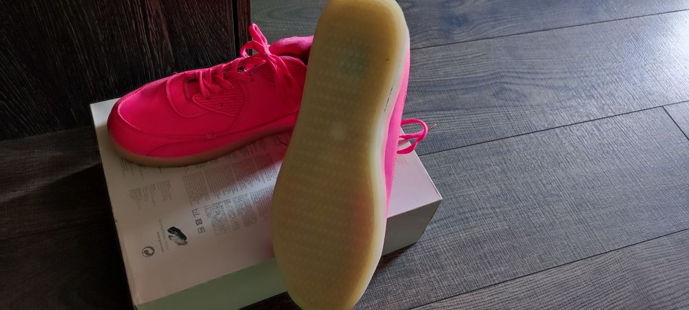 Дамски маратонки и боти по 15 и 20 лв