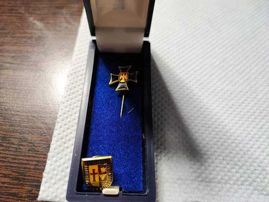 Lot vintage de 8 insigne si medalii diferite 6