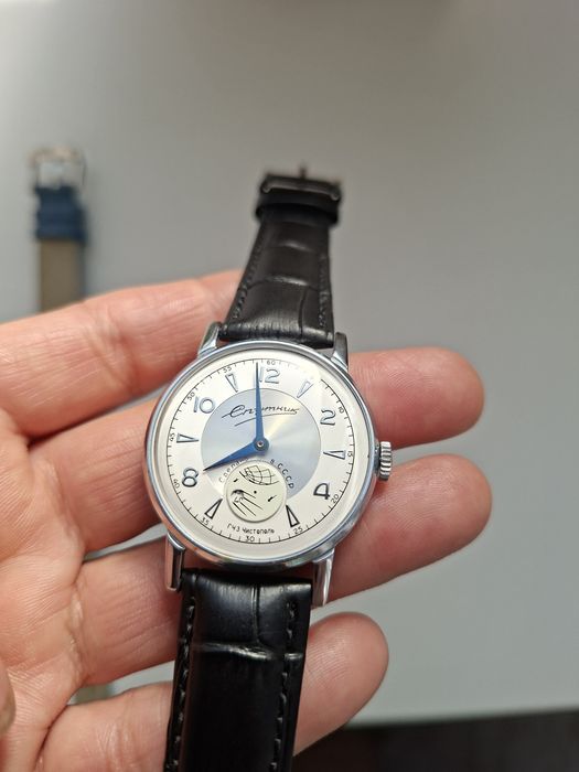 Продам часы Спутник