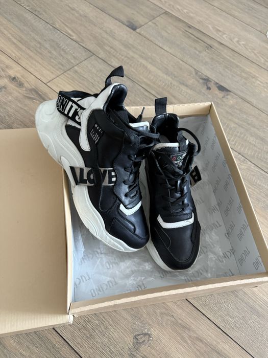 Продам кроссовки Турция  натуральная телячья кожа