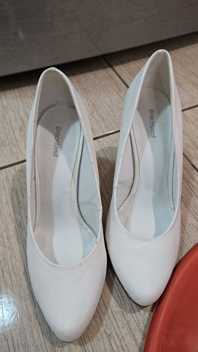 Pantofi albi, marimea 39