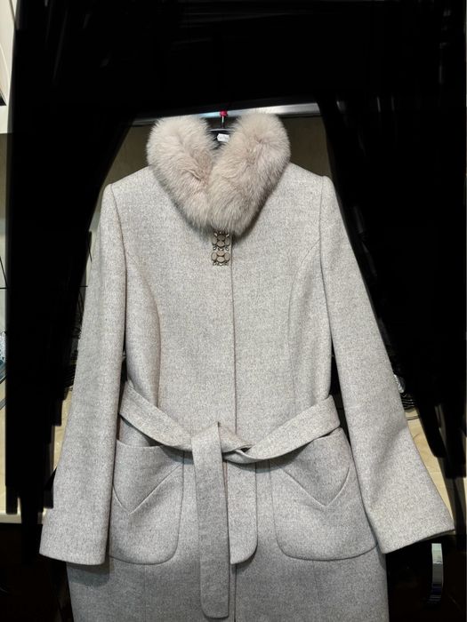 Palton elegant cu guler , care se poate da jos