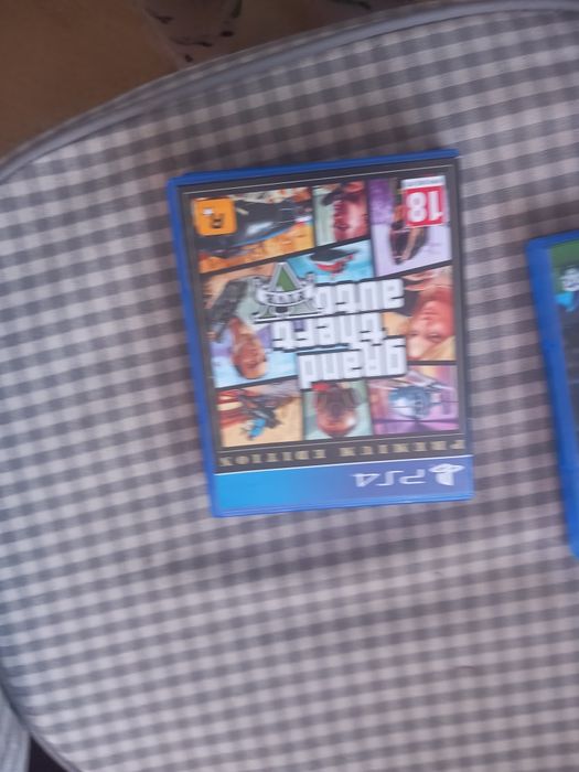 Vând ps 4 slim cu cont de fortnite