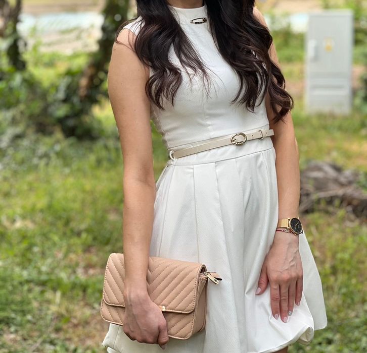 Бяла елегантна рокля