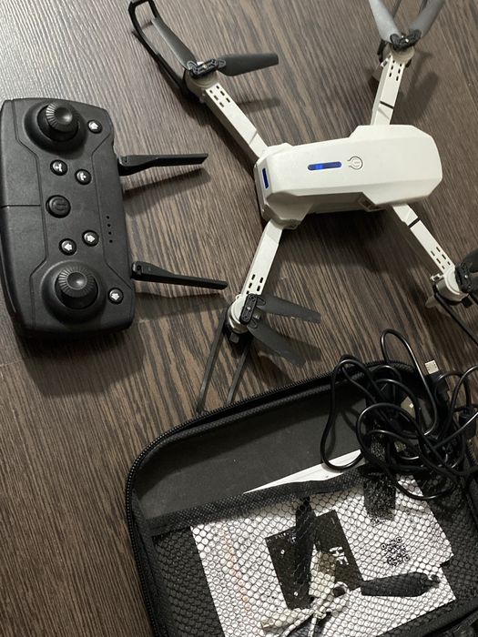 Дрон с пультом управления